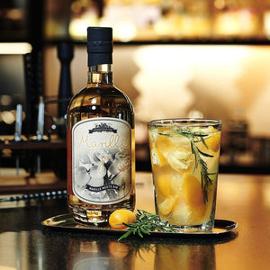 Marille Gin dargestellt mit Cocktail in einer Bar