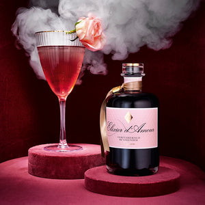 Elixier d'Amour Liqueuer dargestellt mit Cocktail