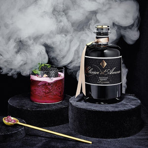 Elixier d'Amour Edition Noire dargestellt mit Cocktail