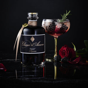 Elixier d'Amour Edition Noire dargestellt mit Cocktail