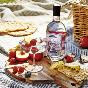 Himbeer Gin dargestellt mit Cocktail