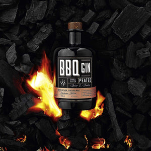 BBQ Gin dargestellt auf Holzkohle