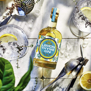 Lemon Thyme Gin mit Cocktail und Zitrone