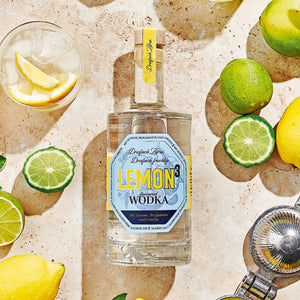 Lemon Wodka dargestellt mit Zitronen und Limetten