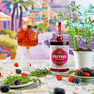 Osterol Likör - Beeren-Bitter dargestellt mit Beeren und Cocktail