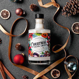 Christmas Cream Liqueur dargestellt mit weihnachtlicher Deko