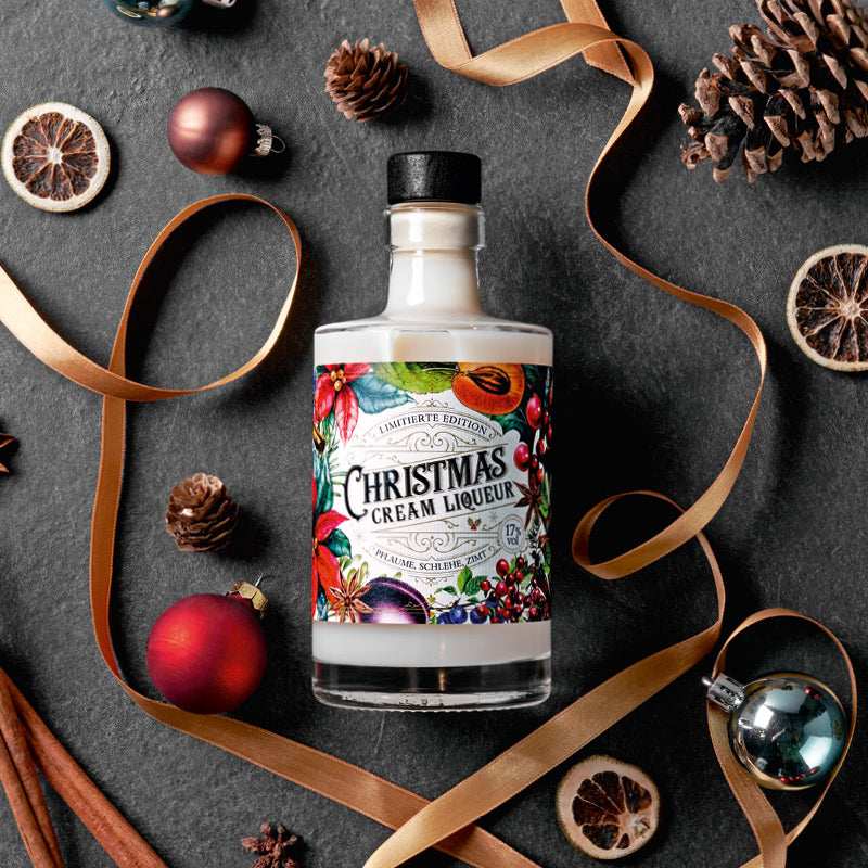 Christmas Cream Liqueur dargestellt mit weihnachtlicher Deko