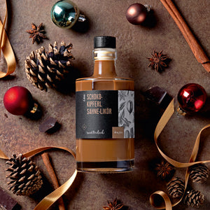 Schokokipferl Sahne-Likör dargestellt mit weihnachtlicher Deko