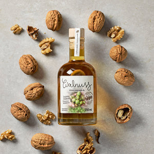 Walnuss Feinschmecker-Öl dargestellt mit Walnüssen