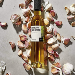 Knoblauch auf Olivenöl dargestellt mit Aromen