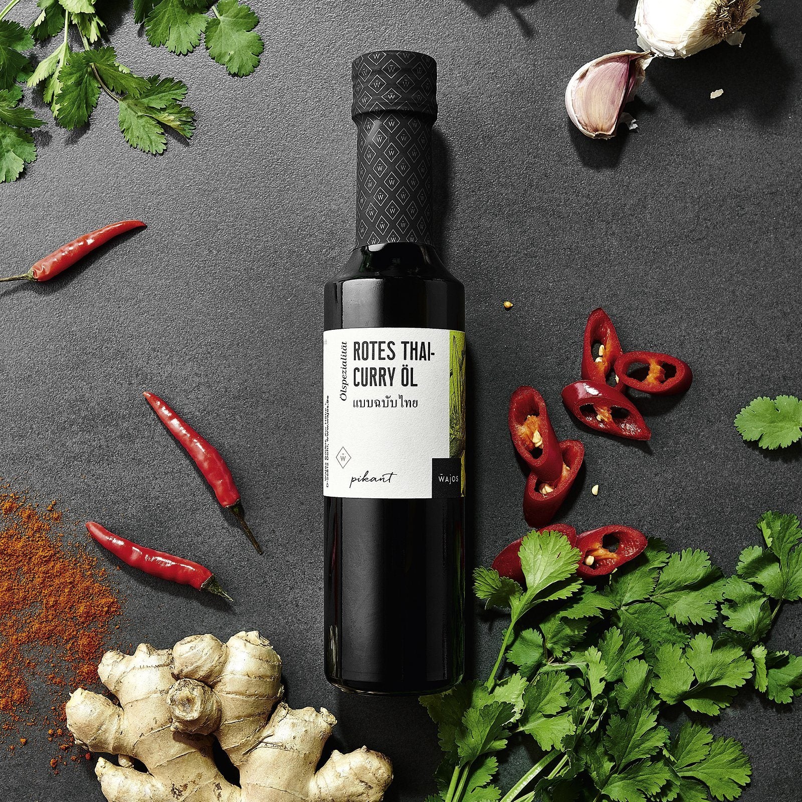 Rotes Thai-Curry Öl in 250 ml Flasche dargestellt mit Aromen