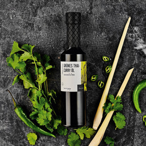 Grünes Thai-Curry Öl dargestellt mit Aromen