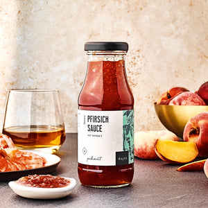 Pfirsich Sauce dargestellt mit Whisky Glas