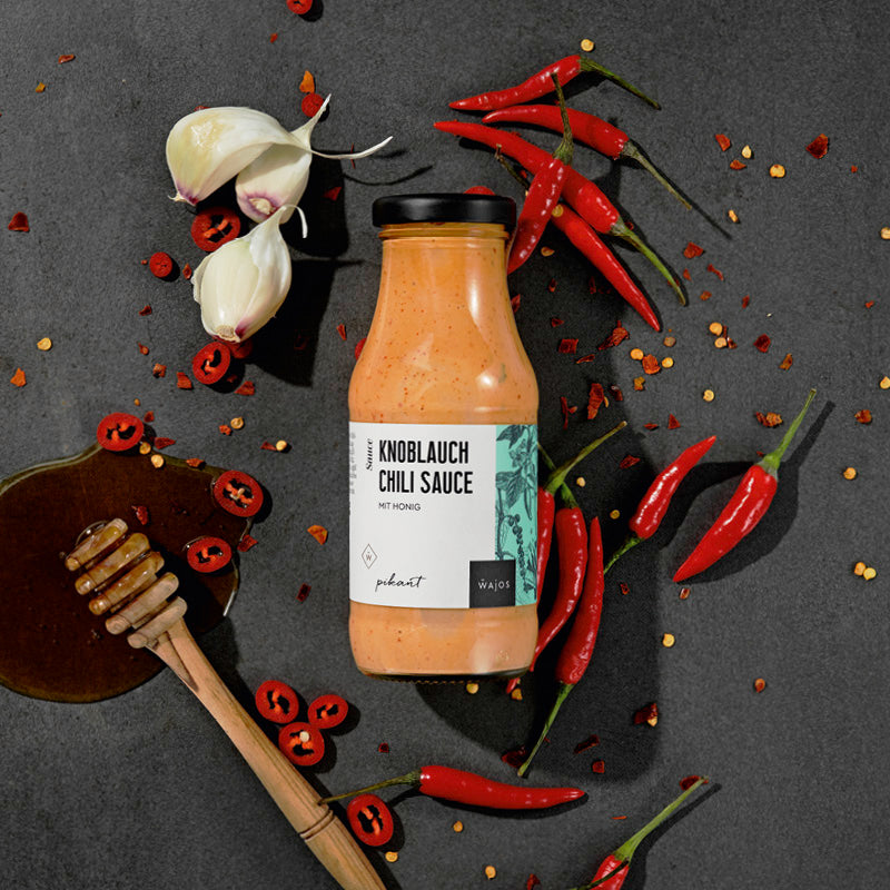 Knoblauch-Chili Sauce dargestellt mit Aromen