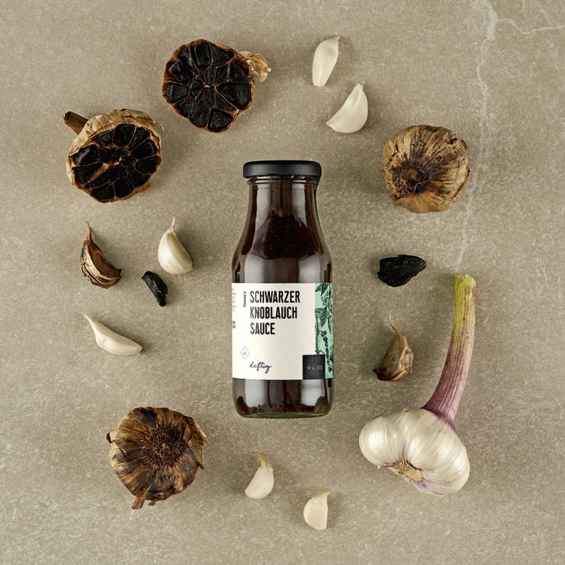 Schwarzer Knoblauch Sauce dargestellt mit Aromen