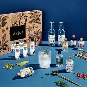 Produkte Gin Tasting Set dargestellt mit Cocktail und Kartonage