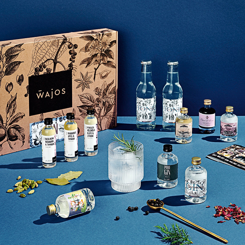 Produkte Gin Tasting Set dargestellt mit Cocktail und Kartonage