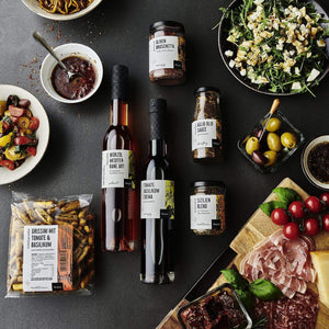 Mediterranes Set - 6 Produkte liegend dargestellt mit mediterranen Snacks