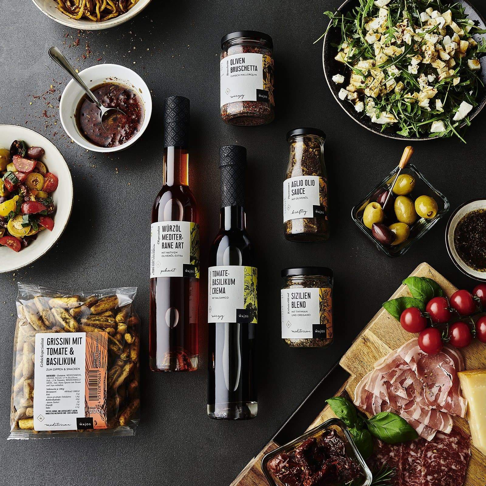 Mediterranes Set - 6 Produkte liegend dargestellt mit mediterranen Snacks