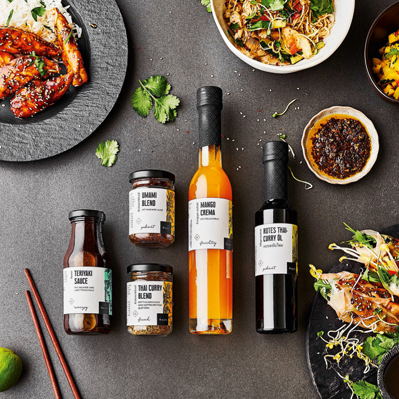 Aisa Set - 5 Produkte liegend dargestellt mit asiatischen Gerichten