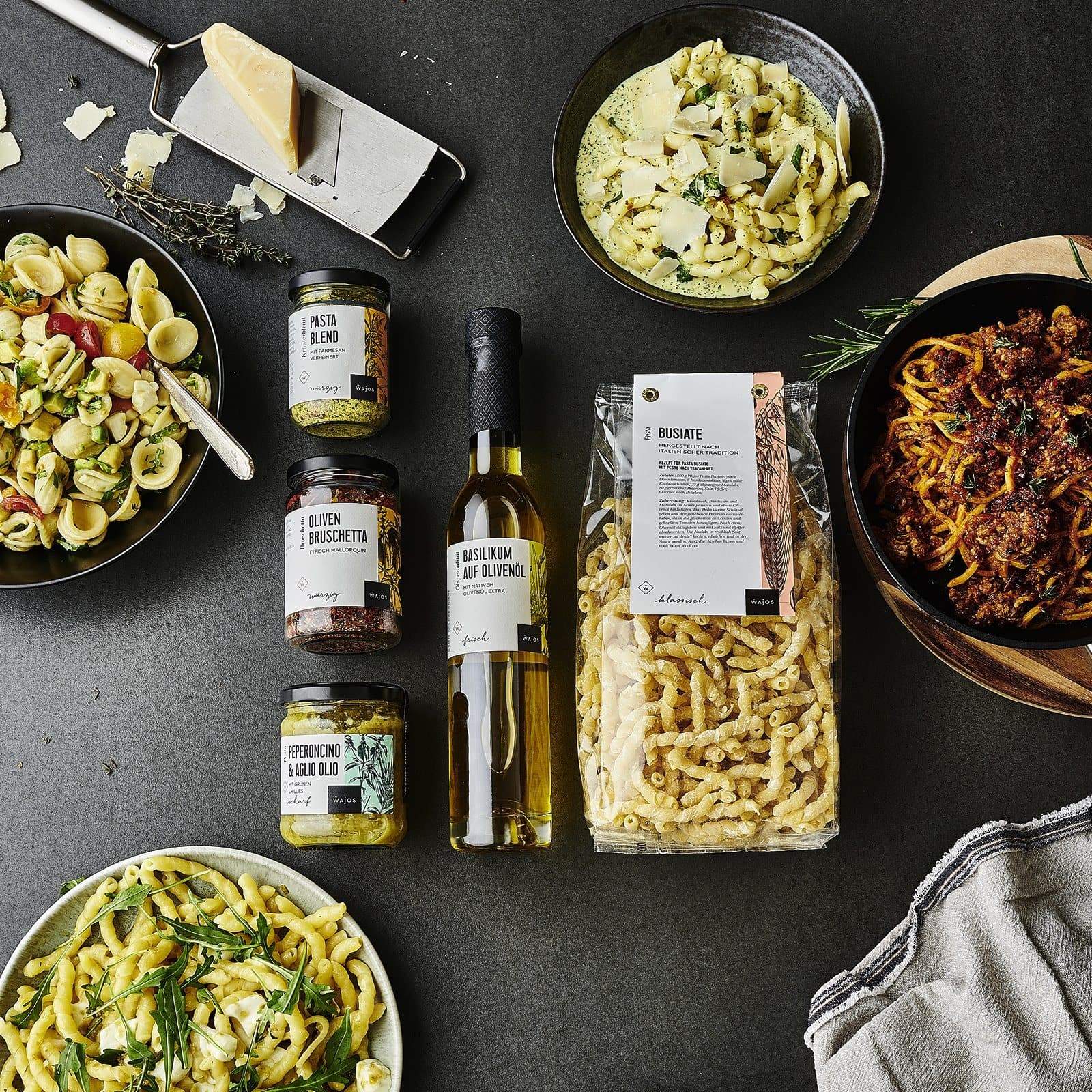 Pasta Set - 5 Produkte liegend dargestellt mit Gerichten