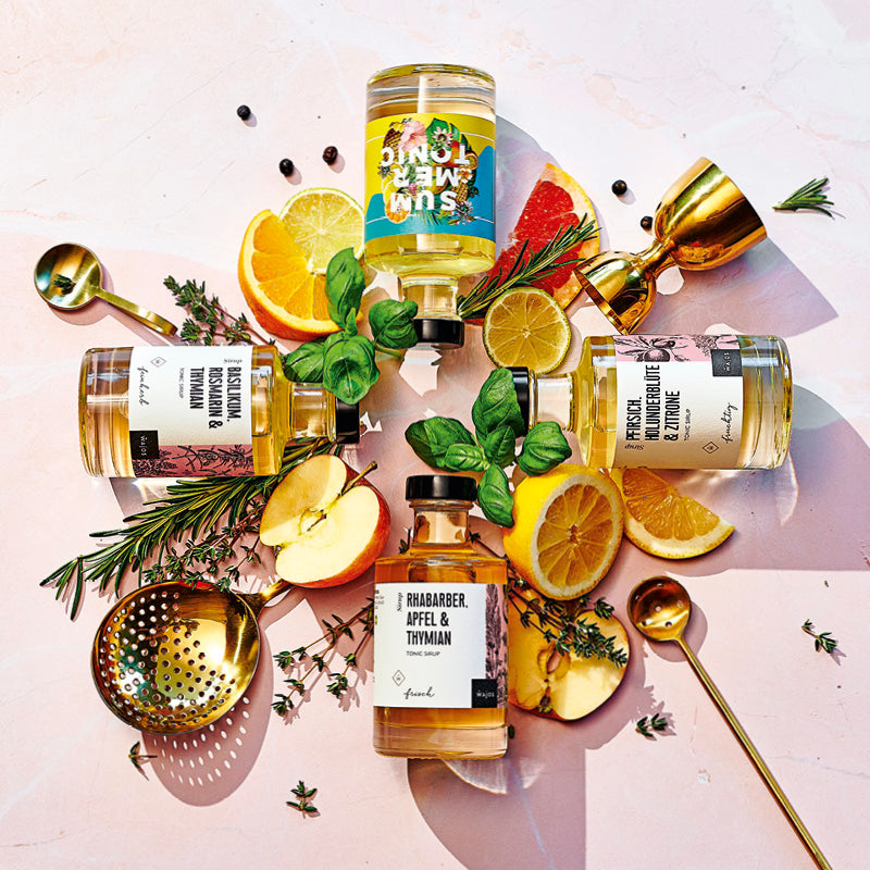 4 Tonic Sirups liegend dargestellt mit Aromen