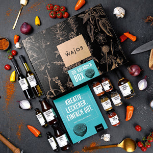 Kochbuch Box liegend mit Kochbuch und 12 Produkten