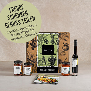 Wajos Geschenkset vegan mit Produkten stehend