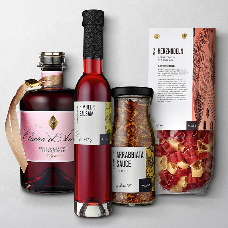 Valentinstags-Menü - Set mit Elixier d´Amour Likör in 500 ml Flasche, Himbeer Balsam in 250 ml Flasche, Arrabbiata Sauce in 50 g Glas und Herznudeln in 250 g Packung