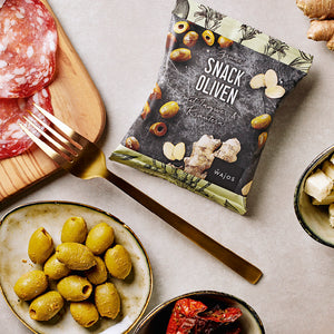 Snack Oliven Grün mit Ingwer & Kräutern dargestellt in Servierschale