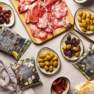 Verschiedene Oliven-Sorten dargestellt in Servierschalen