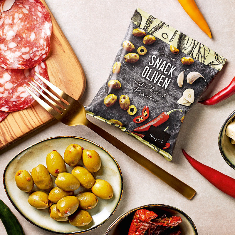 Oliven Grün mit Chili & Kräutern dargestellt in Servierschale