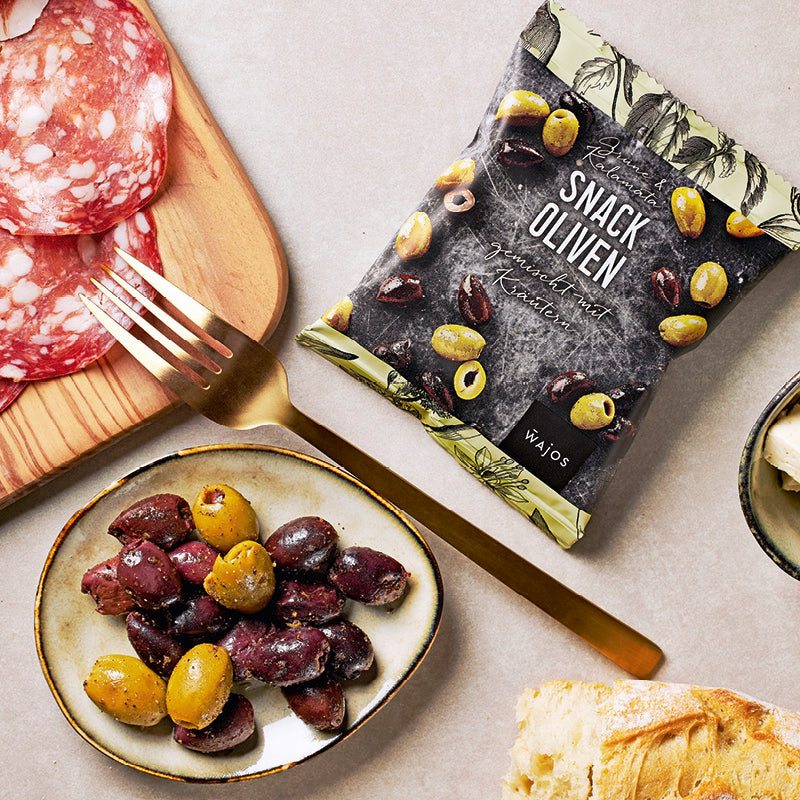 Snack Oliven Kalamata + Grün gemischt mit Kräutern dargestellt in Servierschale