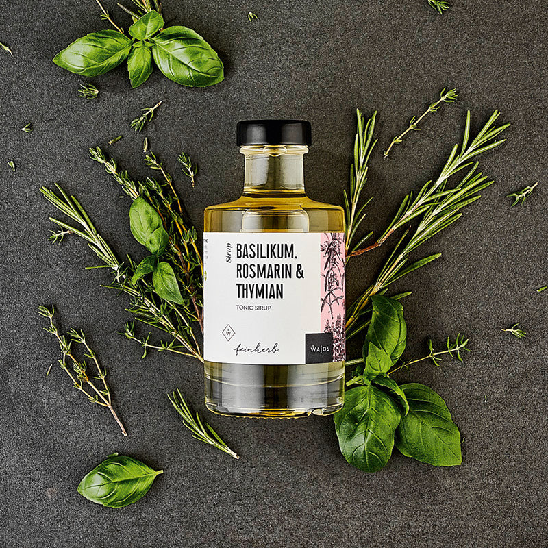 Basilikum, Rosmarin & Thymian Tonic Sirup dargestellt mit Aromen