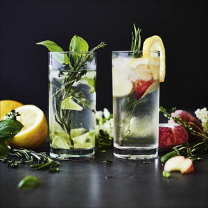 Zwei Cocktails mit Pfirsich, Holunderblüte & Zitrone Tonic Sirup