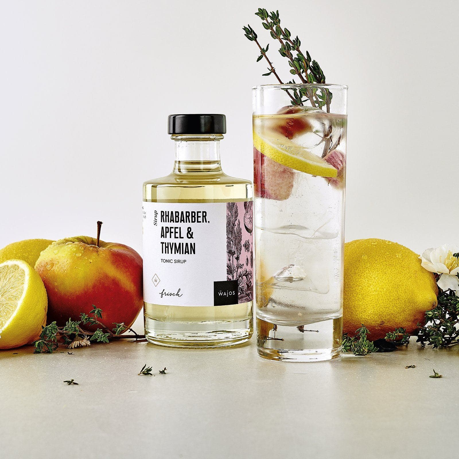 Rhabarber, Apfel & Thymian Tonic Sirup dargestellt mit Cocktail