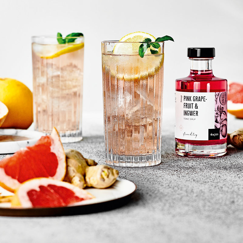 Pink Grapefruit & Ingwer Tonic Sirup dargestellt mit zwei Cocktails
