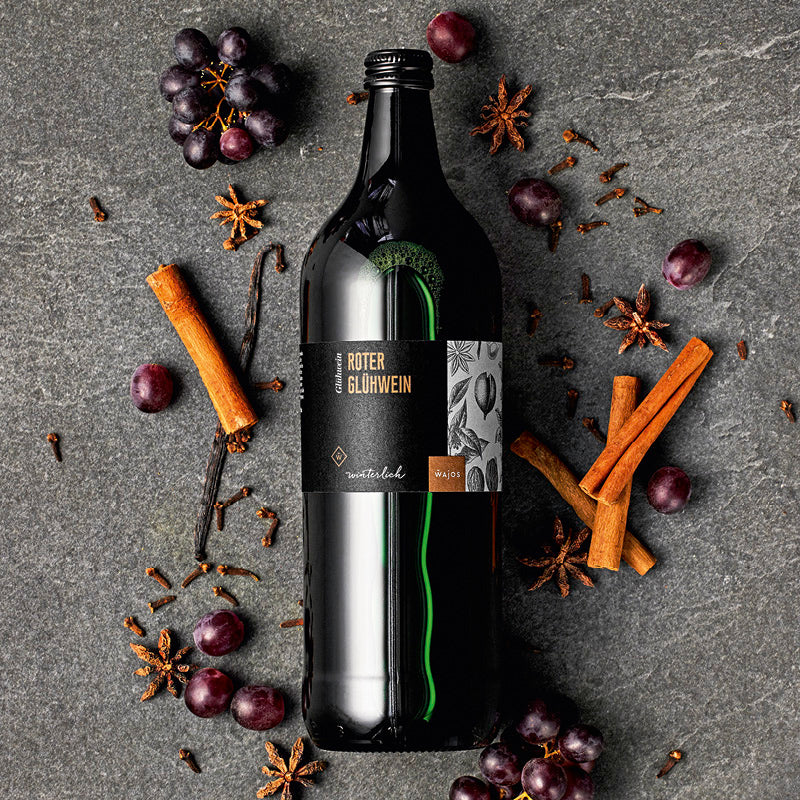 Roter Glühwein dargestellt mit Aromen