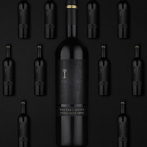 Cuvée Primus Inter Pares Barrique trocken - Flasche mehrmals abgebildet auf dunklem Hintergrund