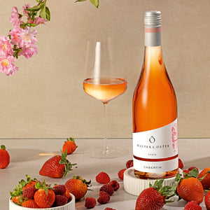 2023 Cabertin trocken dargestellt im Weinglas und mit Erdbeeren