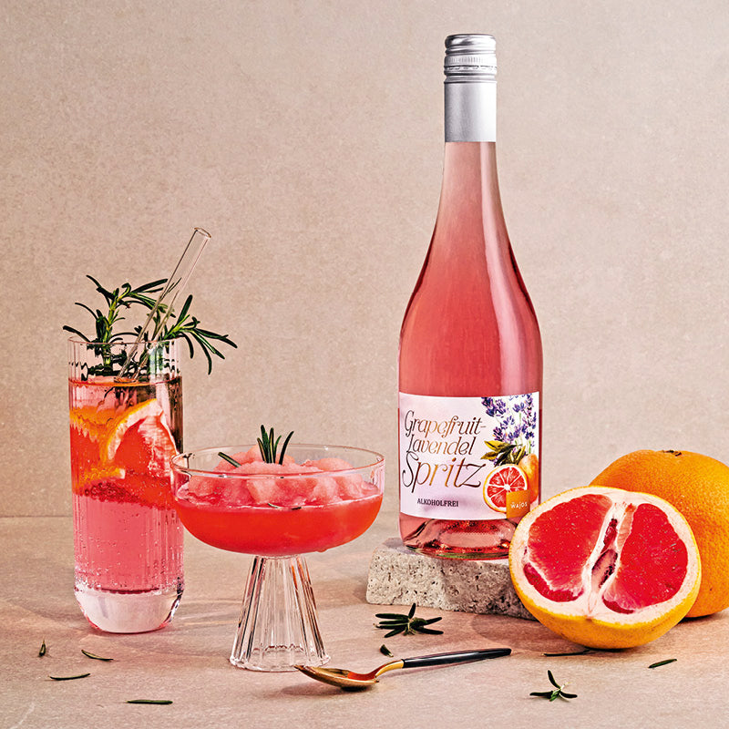 Wajos Grapefruit-Lavendel Spritz zubereitet in zwei Cocktails