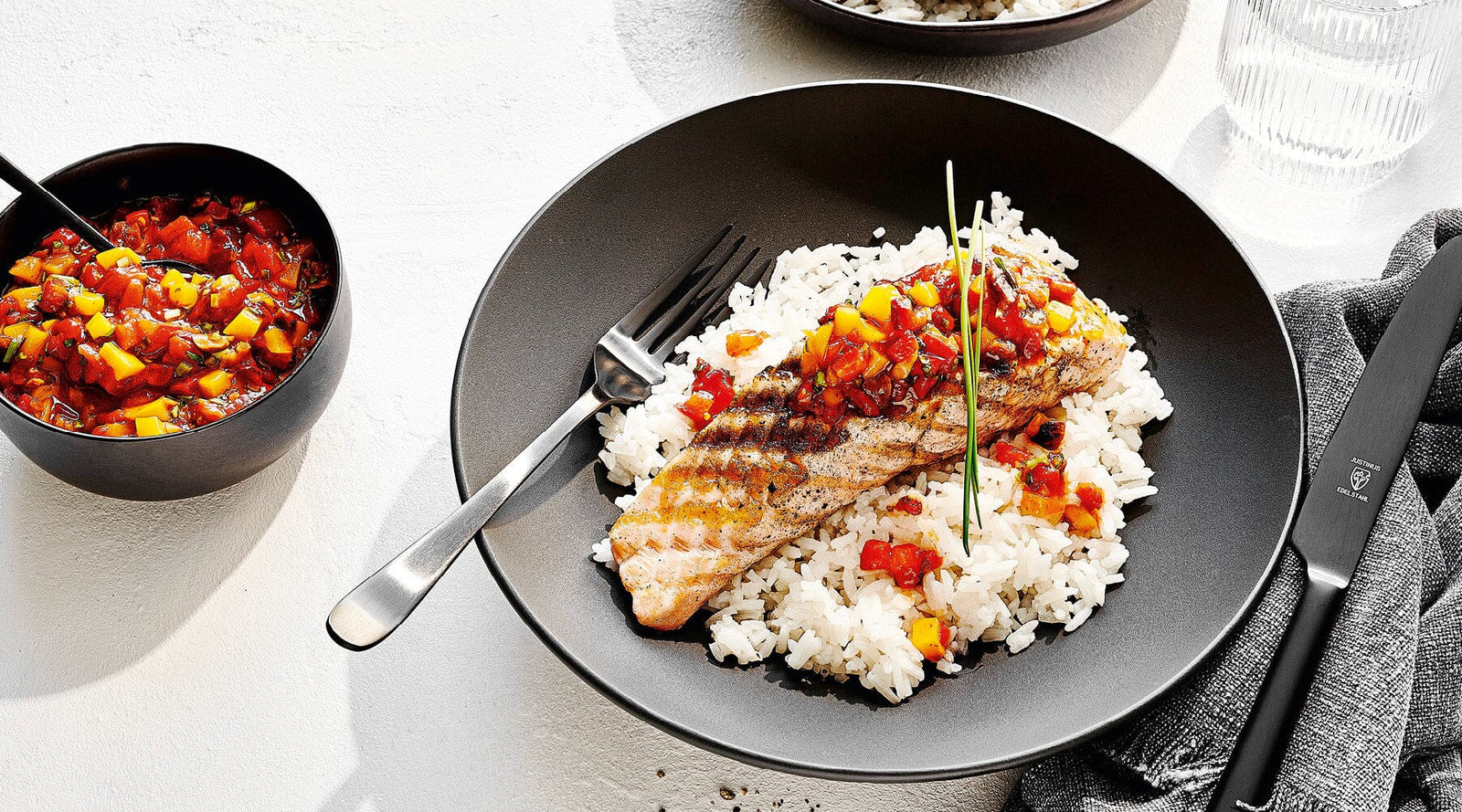 Gebratener Lachs mit Kokosreis und Mango-Paprika-Salsa Gebratener Lachs mit Kokosreis und Mango-Paprika-Salsa