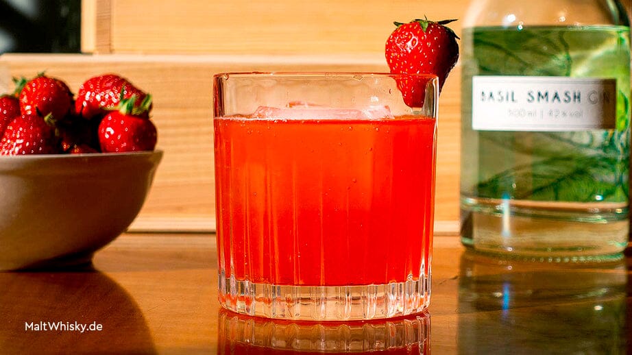 Erdbeer-Basilikum-Cocktail mit Basil Smash