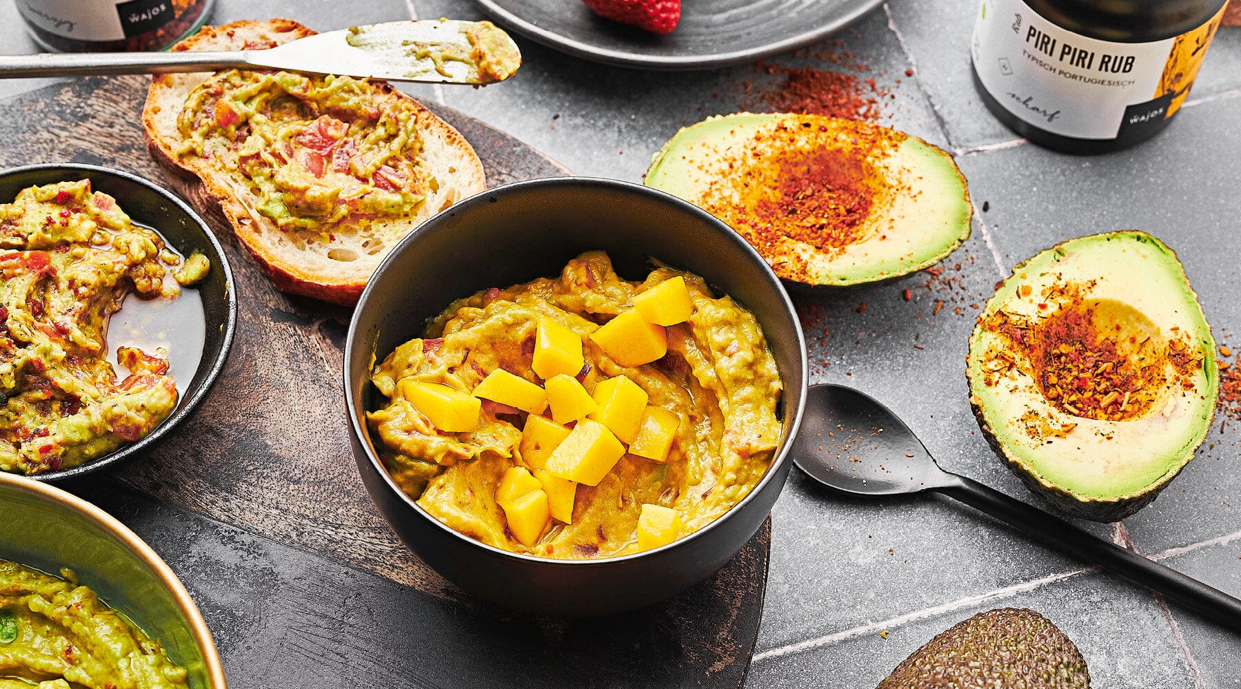 Exotische Guacamole mit Mango und Chili Exotische Guacamole mit Mango und Chili