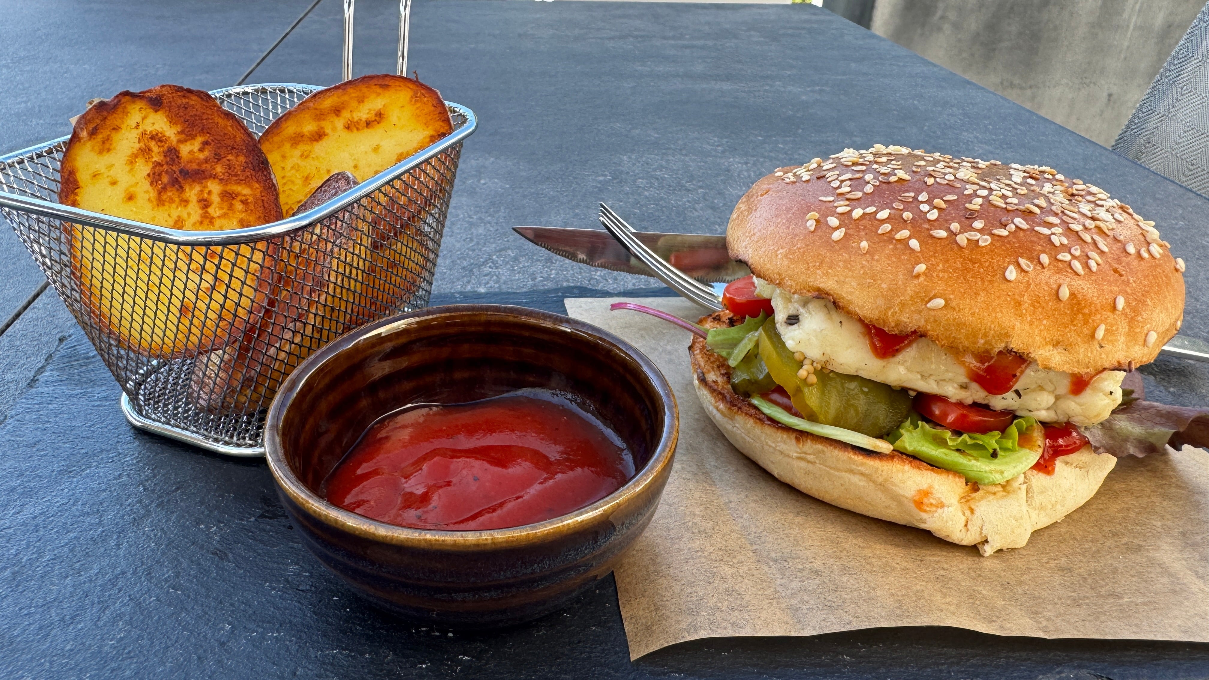 Halloumi-Burger mit Schwarzer Trüffel Ketchup