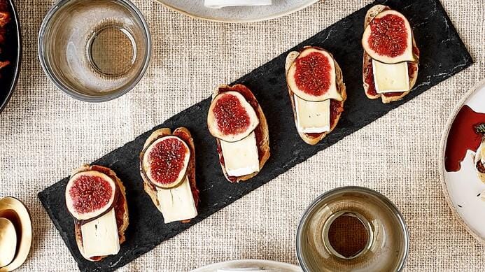 Brie Crostini mit Winter Bruschetta - Rezept Brie Crostini mit Winter Bruschetta - Rezept