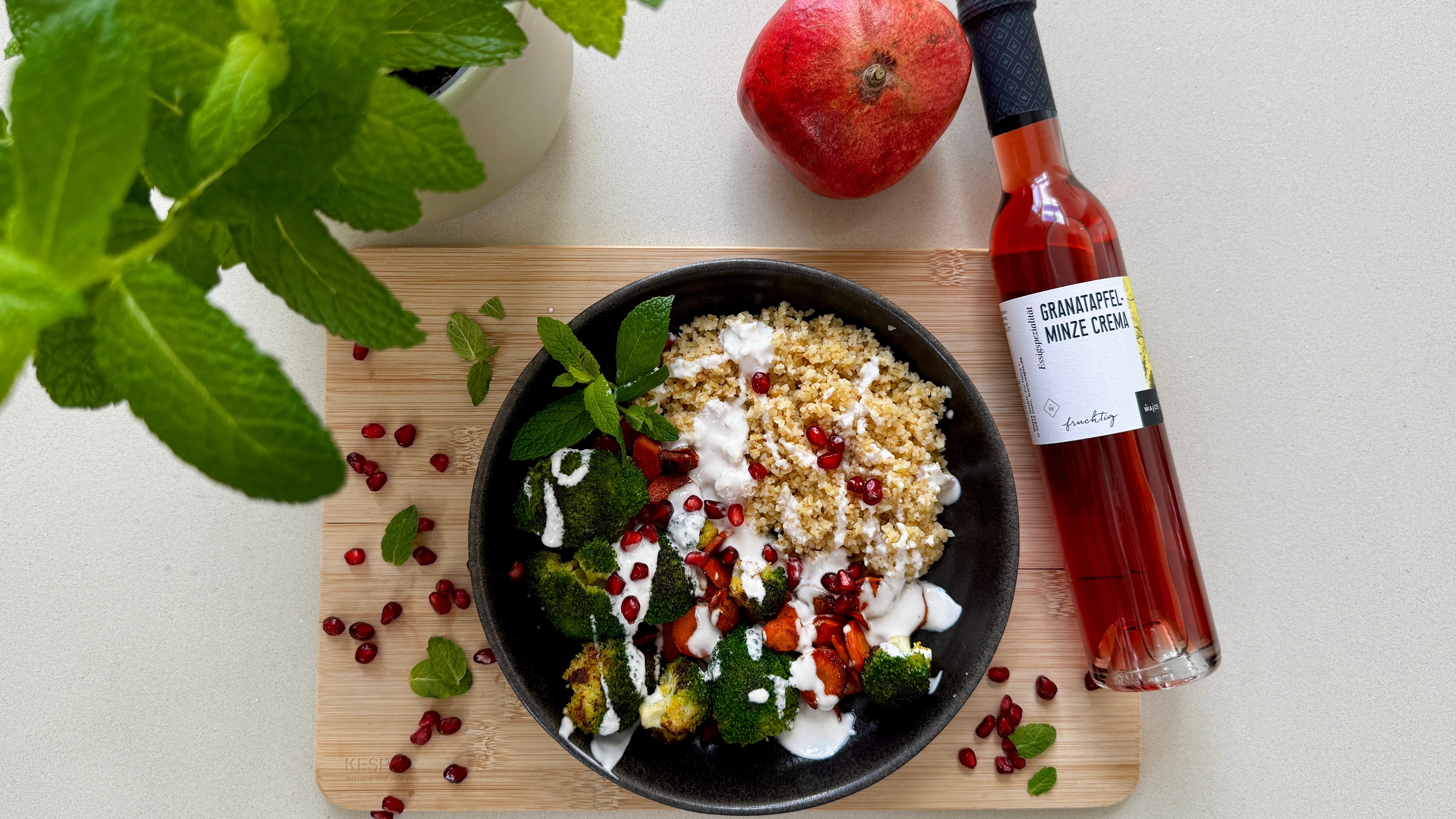 Gemüse Bowl mit Bulgur & Granatapfel-Minze Joghurt Dressing