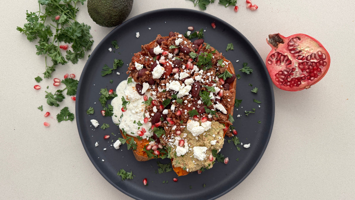 Gefüllte Süßkartoffel: mexikanisch mit Hackfleisch, Avocado & Feta