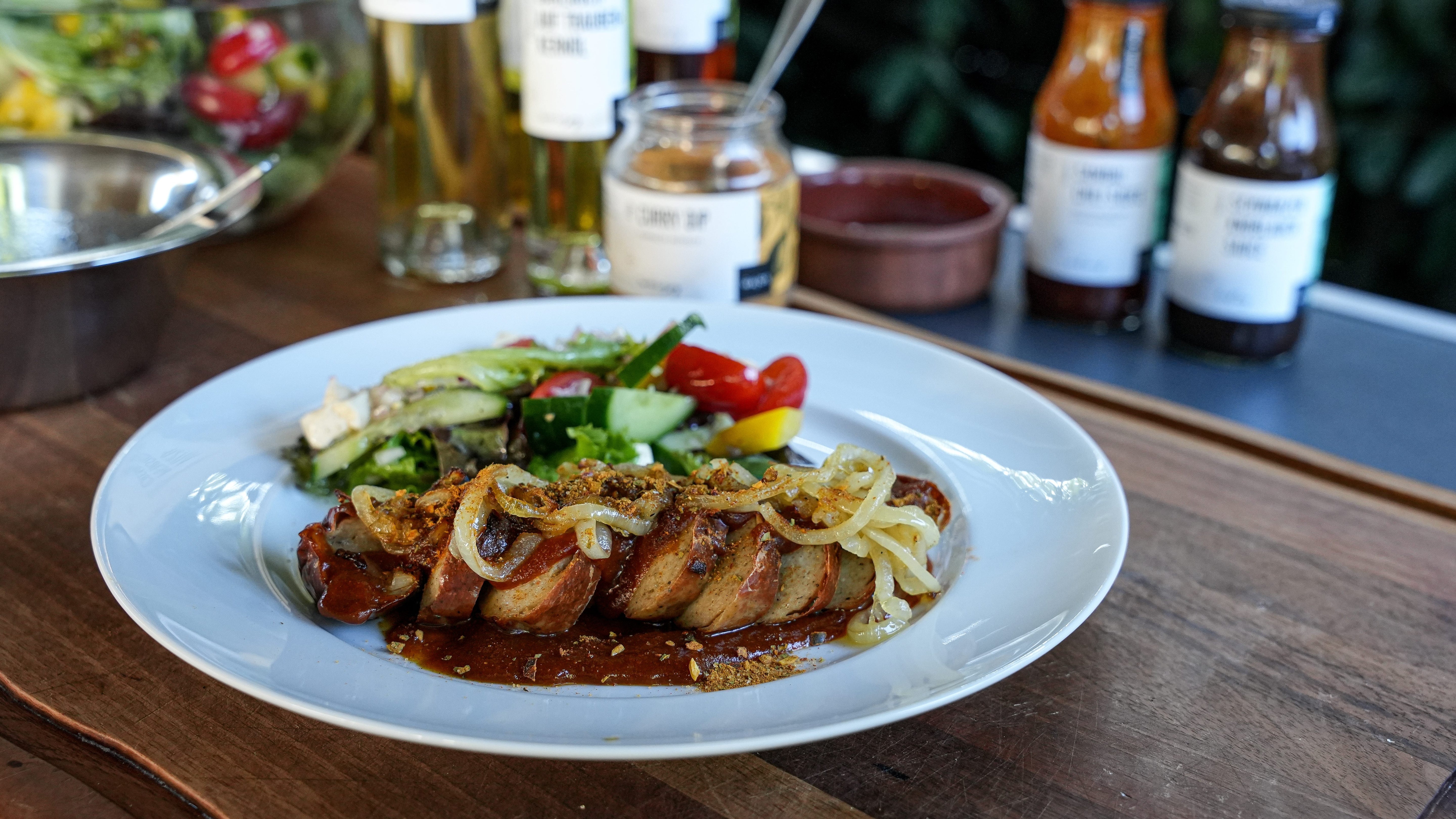 Gemischter Salat mit Bärlauch Dressing & Grillwurst