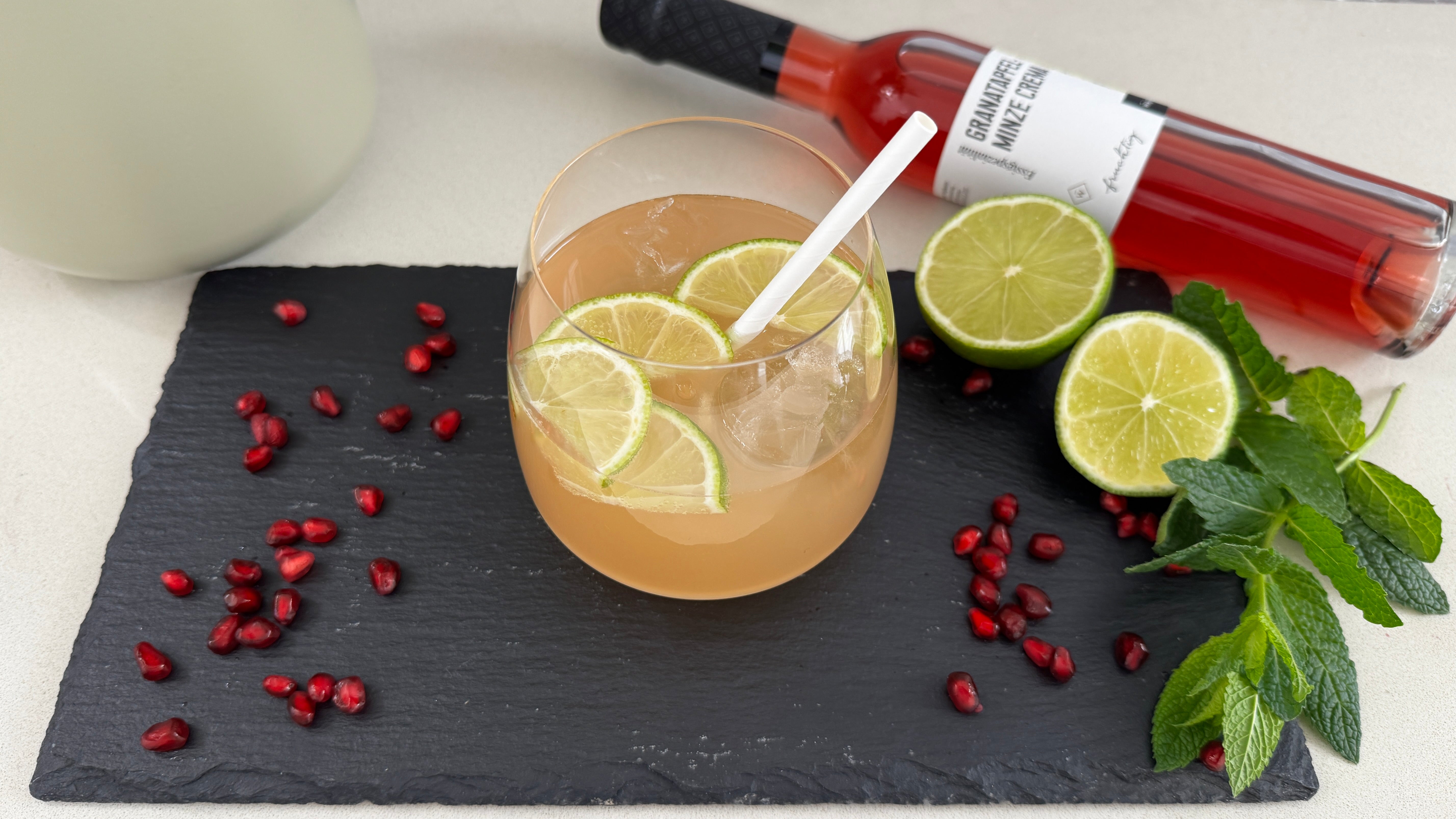 Alkoholfreie Bowle mit Granatapfel Minze Crema